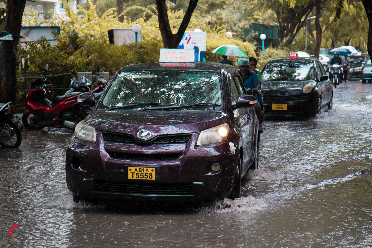 މެއި 14، 2018: ރާއްޖޭގެ ބޮޑު ސަރަހައްދަކަށް މޫސުމް ގޯސްވެ، މާލެއަށް ބޯކޮށް ވާރޭ ވެހުމުގެ ސަބަބުން އަމީނީމަގު ސަރަހައްދުގައި ފެންބޮޑުވެފައި، މިކަމުގެ ސަބަބުން މީހުންނަށް ހިނގާ ބިނގާވެ އުޅުމަށް ވަނީ ދަތިތަކާ ކުރިމަތިވެފައެވެ. -- ފޮޓޯ: މުހައްމަދު ޝަރުހާން / ރާއްޖެ އެމްވީ