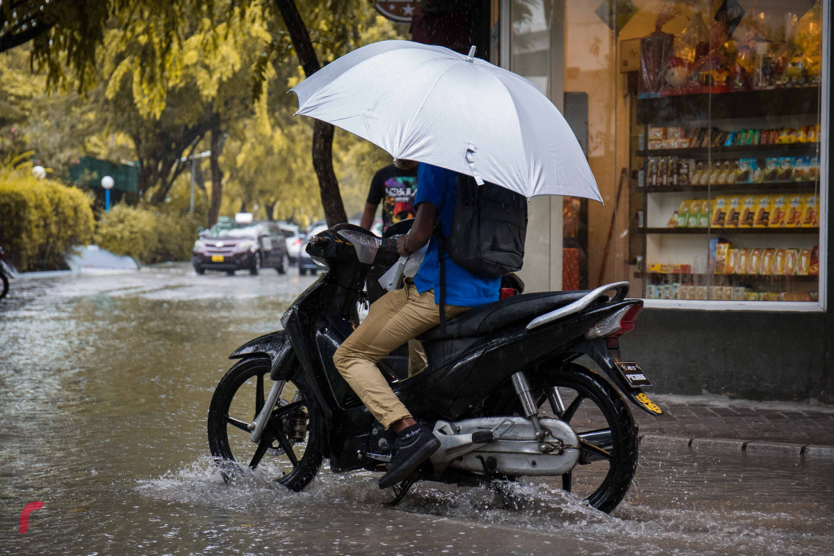 މެއި 14، 2018: ރާއްޖޭގެ ބޮޑު ސަރަހައްދަކަށް މޫސުމް ގޯސްވެ، މާލެއަށް ބޯކޮށް ވާރޭ ވެހުމުގެ ސަބަބުން އަމީނީމަގު ސަރަހައްދުގައި ފެންބޮޑުވެފައި، މިކަމުގެ ސަބަބުން މީހުންނަށް ހިނގާ ބިނގާވެ އުޅުމަށް ވަނީ ދަތިތަކާ ކުރިމަތިވެފައިވެވެ. -- ފޮޓޯ: މުހައްމަދު ޝަރުހާން / ރާއްޖެ އެމްވީ