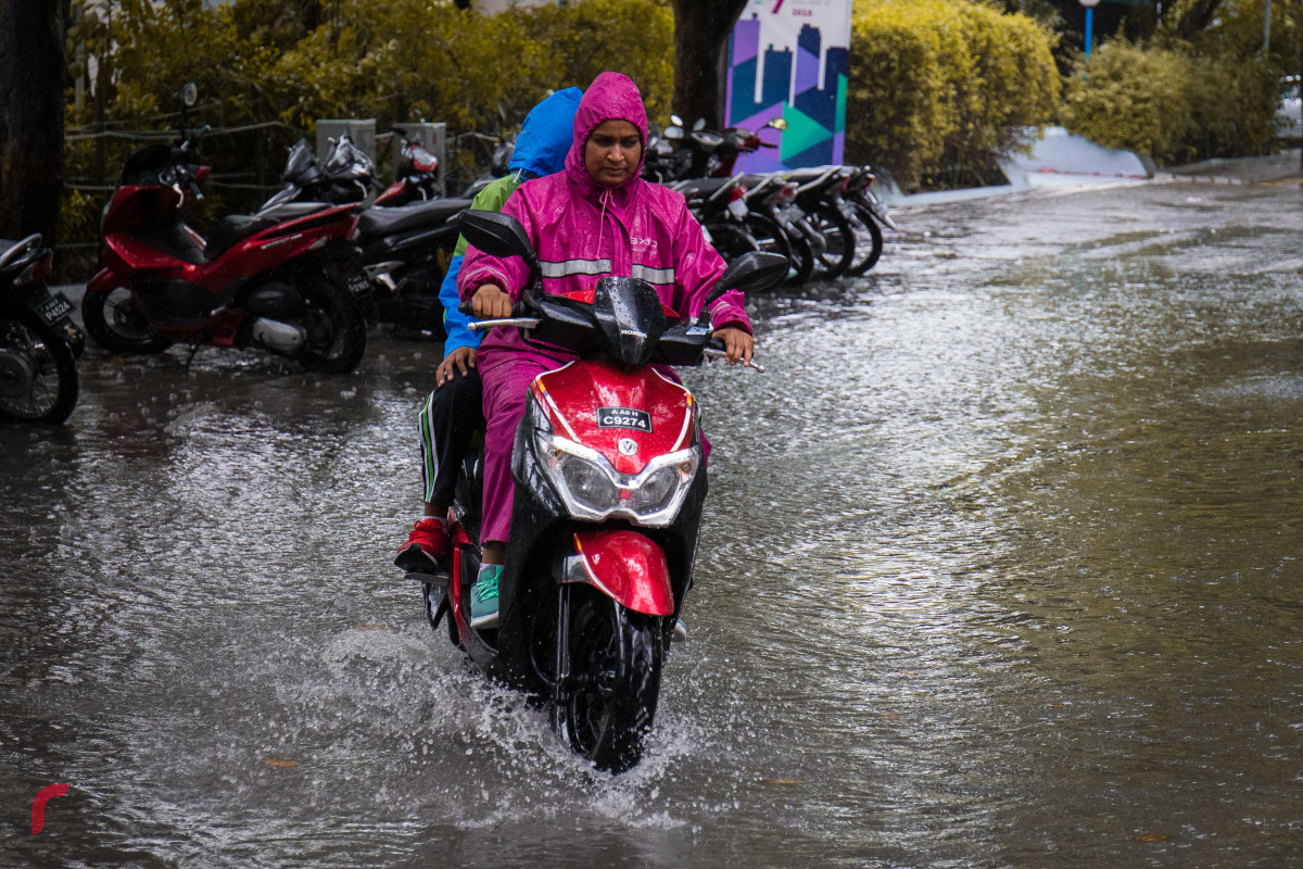 މެއި 14، 2018: ރާއްޖޭގެ ބޮޑު ސަރަހައްދަކަށް މޫސުމް ގޯސްވެ، މާލެއަށް ބޯކޮށް ވާރޭ ވެހުމުގެ ސަބަބުން އަމީނީމަގު ސަރަހައްދުގައި ފެންބޮޑުވެފައި، މިކަމުގެ ސަބަބުން މީހުންނަށް ހިނގާ ބިނގާވެ އުޅުމަށް ވަނީ ދަތިދަކާ ކުރިމަތިވެފައެވެ. -- ފޮޓޯ: މުހައްމަދު ޝަރުހާން / ރާއްޖެ އެމްވީ