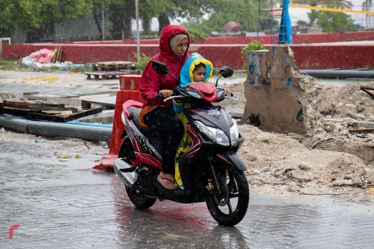 މެއި 14، 2018: ރާއްޖޭގެ ބޮޑު ސަރަހައްދަކަށް މޫސުމް ގޯސްވެ، މާލެއަށް ބޯކޮށް ވާރޭ ވެހުމުގެ ސަބަބުން މީހުންނަށް ހިނގާ ބިނގާވެ އުޅުމަށް ވަނީ ދަތިތަކާ ކުރިމަތިވެފައެވެ. -- ފޮޓޯ: މުހައްމަދު ޝަރުހާން / ރާއްޖެ އެމްވީ