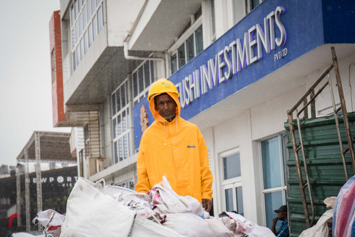 މެއި 14، 2018: ރާއްޖޭގެ ބޮޑު ސަރަހައްދަކަށް މޫސުމް ގޯސްވެ، މާލެއަށް ބޯކޮށް ވާރޭ ވެހުމުގެ ސަބަބުން މީހުންނަށް ހިނގާ ބިނގާވެ އުޅުމަށް ވަނީ ދަތިތަކާ ކުރިމަތިވެފައެވެ. -- ފޮޓޯ: މުހައްމަދު ޝަރުހާން / ރާއްޖެ އެމްވީ