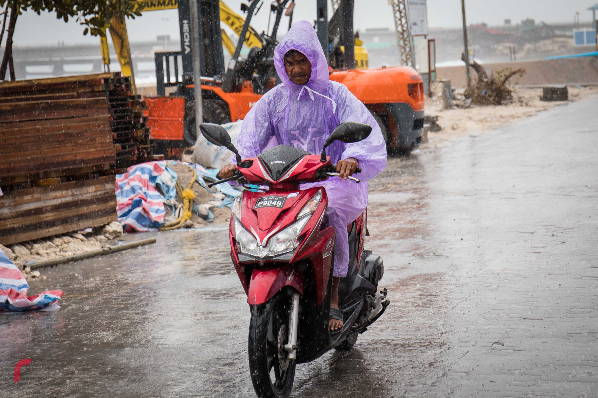 މެއި 14، 2018: ރާއްޖޭގެ ބޮޑު ސަރަހައްދަކަށް މޫސުމް ގޯސްވެ، މާލެއަށް ބޯކޮށް ވާރޭ ވެހުމުގެ ސަބަބުން މީހުންނަށް ހިނގާ ބިނގާވެ އުޅުމަށް ވަނީ ދަތިތަކާ ކުރިމަތިވެފައެވެ. -- ފޮޓޯ: މުހައްމަދު ޝަރުހާން / ރާއްޖެ އެމްވީ