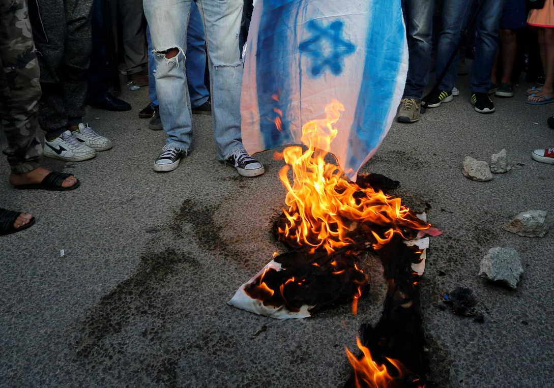 އެމެރިކާގެ އެމްބަސީ ގުދުސް އަށް ބަދަލު ކުރުމުން ޖޯޑްގެ އާއްމުންގެ ބަޔަކު ރުޅި އައިސްގެން އިޒްރޭލުގެ ދިދަ އަންދާލަނީ