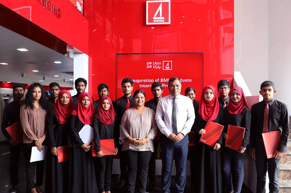 އިންޓންޝިޕް ފުރިހަމަ ކުރި ކުދިން ފޮޓޯއަކަށް ހުއްޓިލައިގެން