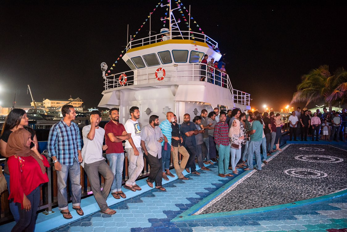 މެއި 15، 2018: ދިރާގުގެ 30 ވަނަ އަހަރީ ދުވަހުގެ ހަރަކާތްތައް ރަސްމީކޮށް ފެށުމުގެ ގޮތުން ދިރާގު ހެޑް އޮފީސް ތަފާތު އެކި ކުލަތަކުން ދިއްލާލުމަށް ސުނާމީ ބިނާ ސަރަހައްދުގައި ކުރިއަށްގެންދިޔަ ހަރަކާތުގެ ތެރެއިން، މި ހަރަކާތް އިފްތިތާޙް ކޮށްދެއްވީ ދިރާގުގެ ޗެއާމަން މުހައްމަދު އަޝްމަލީއާއި ދިރާގުގެ އެމްޑީ އަދި ސީއީއޯ އިސްމާއީލް ރަޝީދެވެ -- ފޮޓޯ: ދިރާގު