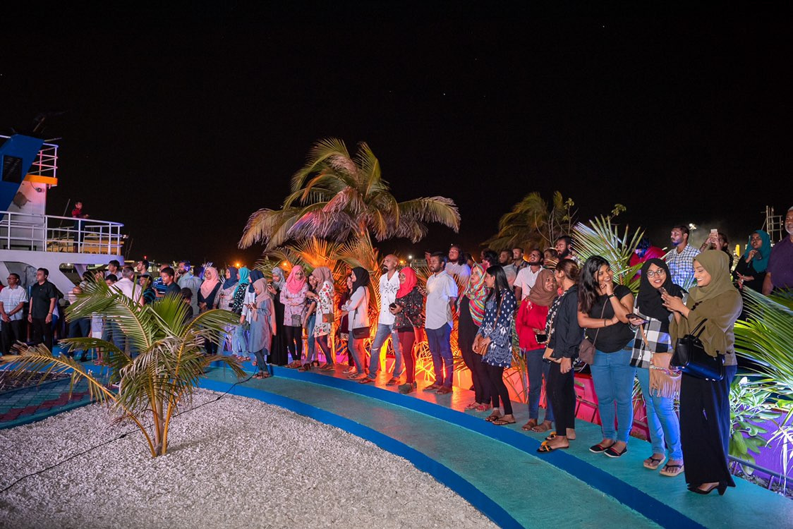 މެއި 15، 2018: ދިރާގުގެ 30 ވަނަ އަހަރީ ދުވަހުގެ ހަރަކާތްތައް ރަސްމީކޮށް ފެށުމުގެ ގޮތުން ދިރާގު ހެޑް އޮފީސް ތަފާތު އެކި ކުލަތަކުން ދިއްލާލުމަށް ސުނާމީ ބިނާ ސަރަހައްދުގައި ކުރިއަށްގެންދިޔަ ހަރަކާތުގެ ތެރެއިން، މި ހަރަކާތް އިފްތިތާޙް ކޮށްދެއްވީ ދިރާގުގެ ޗެއާމަން މުހައްމަދު އަޝްމަލީއާއި ދިރާގުގެ އެމްޑީ އަދި ސީއީއޯ އިސްމާއީލް ރަޝީދެވެ -- ފޮޓޯ: ދިރާގު