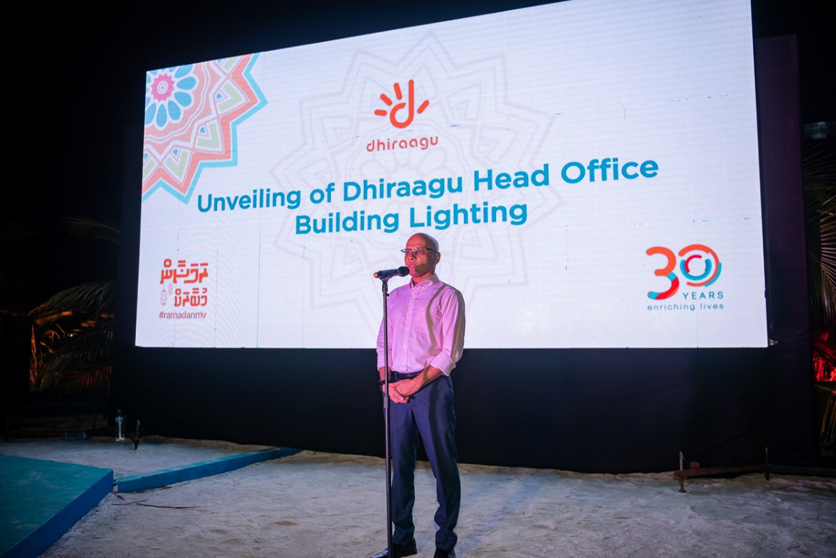 މެއި 15، 2018: ދިރާގުގެ 30 ވަނަ އަހަރީ ދުވަހުގެ ހަރަކާތްތައް ރަސްމީކޮށް ފެށުމުގެ ގޮތުން ދިރާގު ހެޑް އޮފީސް ތަފާތު އެކި ކުލަތަކުން ދިއްލާލުމަށް ސުނާމީ ބިނާ ސަރަހައްދުގައި ކުރިއަށްގެންދިޔަ ހަރަކާތުގެ ތެރެއިން، މި ހަރަކާތް އިފްތިތާޙް ކޮށްދެއްވީ ދިރާގުގެ ޗެއާމަން މުހައްމަދު އަޝްމަލީއާއި ދިރާގުގެ އެމްޑީ އަދި ސީއީއޯ އިސްމާއީލް ރަޝީދެވެ -- ފޮޓޯ: ދިރާގު