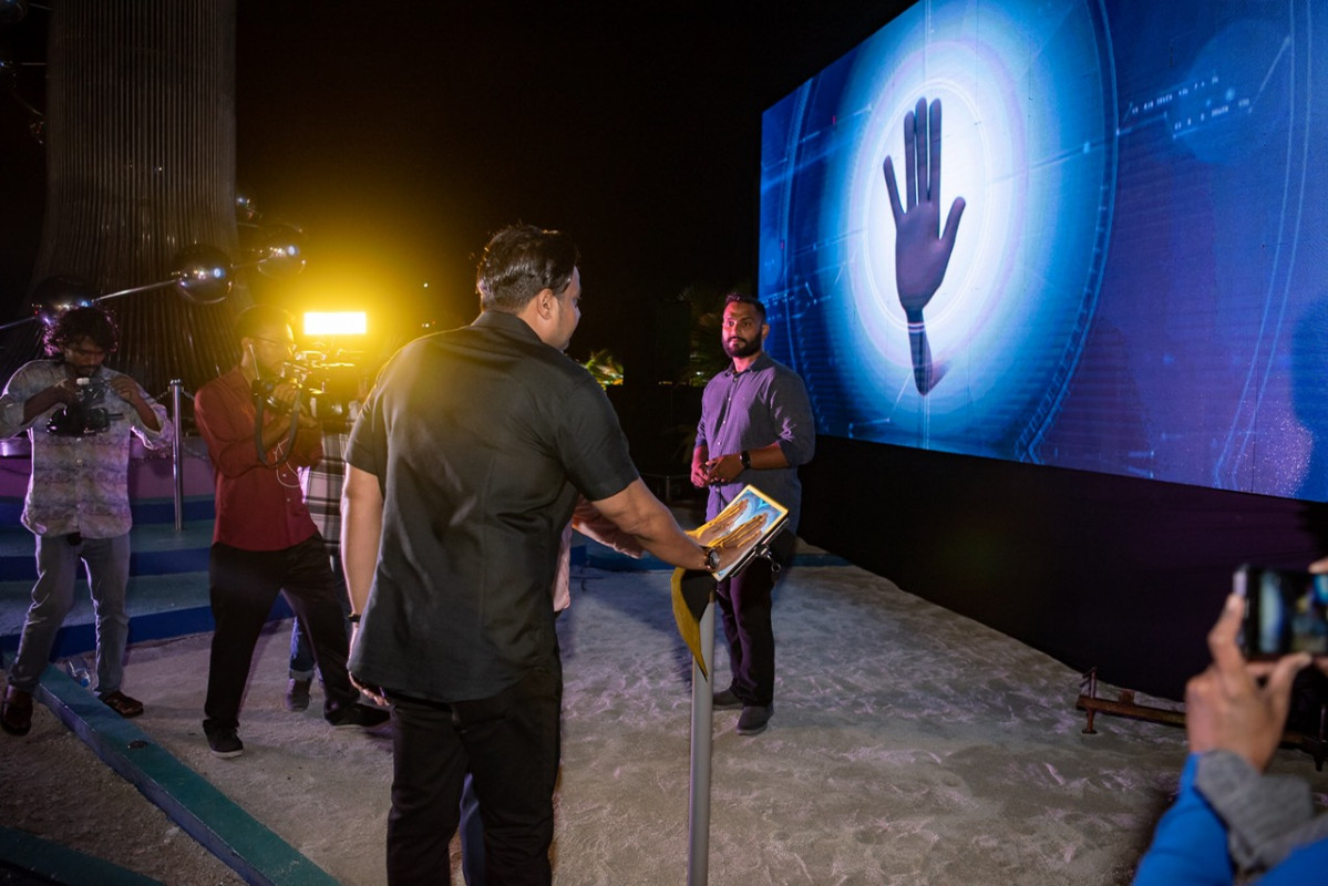 މެއި 15، 2018: ދިރާގުގެ 30 ވަނަ އަހަރީ ދުވަހުގެ ހަރަކާތްތައް ރަސްމީކޮށް ފެށުމުގެ ގޮތުން ދިރާގު ހެޑް އޮފީސް ތަފާތު އެކި ކުލަތަކުން ދިއްލާލުމަށް ސުނާމީ ބިނާ ސަރަހައްދުގައި ކުރިއަށްގެންދިޔަ ހަރަކާތުގެ ތެރެއިން، މި ހަރަކާތް އިފްތިތާޙް ކޮށްދެއްވީ ދިރާގުގެ ޗެއާމަން މުހައްމަދު އަޝްމަލީއާއި ދިރާގުގެ އެމްޑީ އަދި ސީއީއޯ އިސްމާއީލް ރަޝީދެވެ -- ފޮޓޯ: ދިރާގު