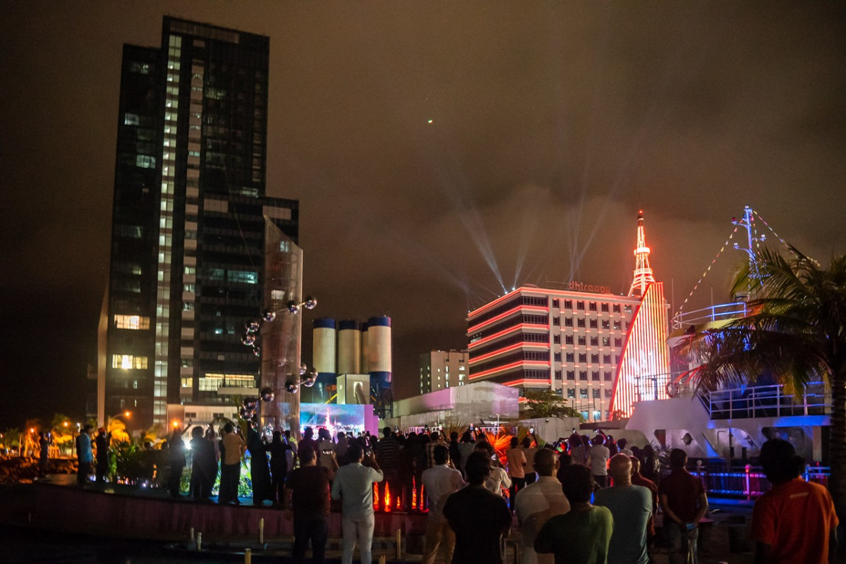 މެއި 15، 2018: ދިރާގުގެ 30 ވަނަ އަހަރީ ދުވަހުގެ ހަރަކާތްތައް ރަސްމީކޮށް ފެށުމުގެ ގޮތުން ދިރާގު ހެޑް އޮފީސް ތަފާތު އެކި ކުލަތަކުން ދިއްލާލުމަށް ސުނާމީ ބިނާ ސަރަހައްދުގައި ކުރިއަށްގެންދިޔަ ހަރަކާތުގެ ތެރެއިން، މި ހަރަކާތް އިފްތިތާޙް ކޮށްދެއްވީ ދިރާގުގެ ޗެއާމަން މުހައްމަދު އަޝްމަލީއާއި ދިރާގުގެ އެމްޑީ އަދި ސީއީއޯ އިސްމާއީލް ރަޝީދެވެ -- ފޮޓޯ: ދިރާގު