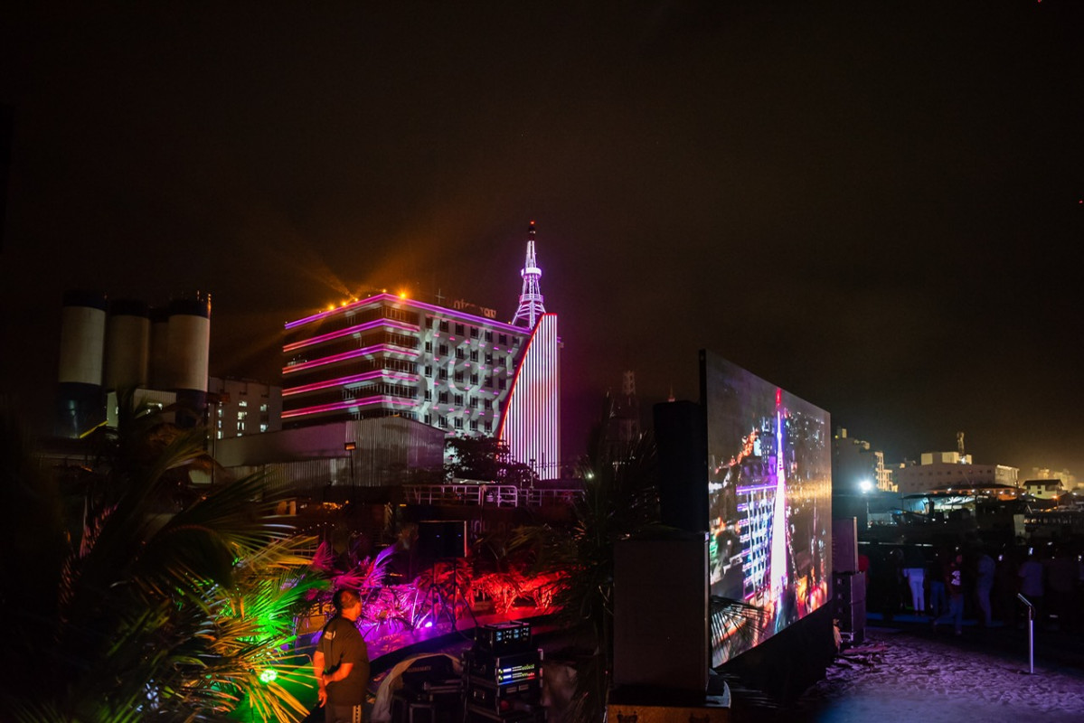 މެއި 15، 2018: ދިރާގުގެ 30 ވަނަ އަހަރީ ދުވަހުގެ ހަރަކާތްތައް ރަސްމީކޮށް ފެށުމުގެ ގޮތުން ދިރާގު ހެޑް އޮފީސް ތަފާތު އެކި ކުލަތަކުން ދިއްލާލުމަށް ސުނާމީ ބިނާ ސަރަހައްދުގައި ކުރިއަށްގެންދިޔަ ހަރަކާތުގެ ތެރެއިން، މި ހަރަކާތް އިފްތިތާޙް ކޮށްދެއްވީ ދިރާގުގެ ޗެއާމަން މުހައްމަދު އަޝްމަލީއާއި ދިރާގުގެ އެމްޑީ އަދި ސީއީއޯ އިސްމާއީލް ރަޝީދެވެ -- ފޮޓޯ: ދިރާގު