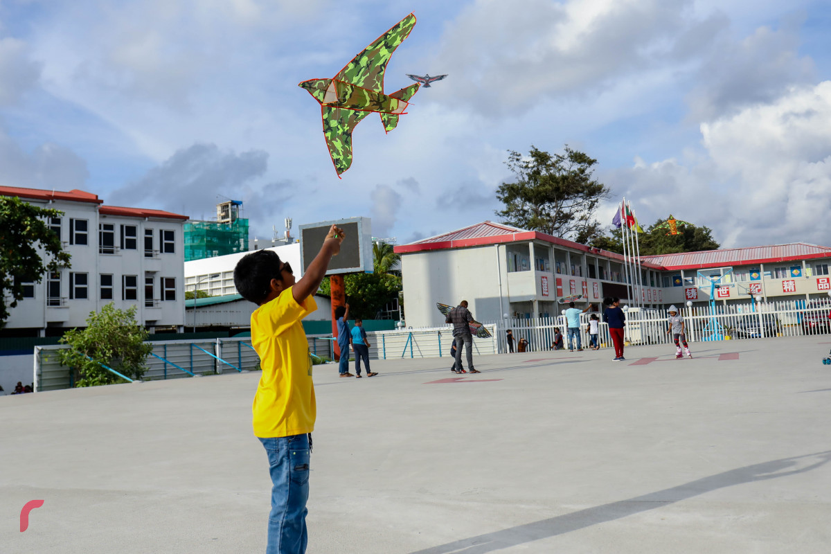 މެއި 16، 2018: ރަމަޟާން ފެށިފައިވާއިރު، އުސްފަސްގަނޑު ސަރަހައްދުގައި ކުޑަކުއްޖަކު މަޑި އަރުވަނީ