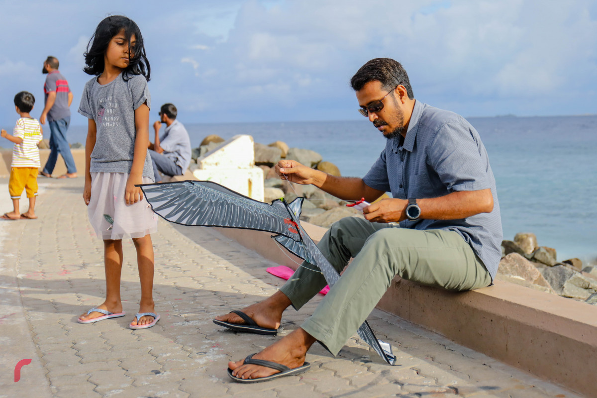 މެއި 16، 2018: 1439 ވަނަ އަހަރުގެ ރަމަޟާން ފެށިފައިވާއިރު، ކުޑަކުއްޖަކު ގޮވައިގެން މީހަކު މަޑި އެރުވުމަށްޓަކައި އުސްފަސްގަނޑު ސަރަހައްދުގައި