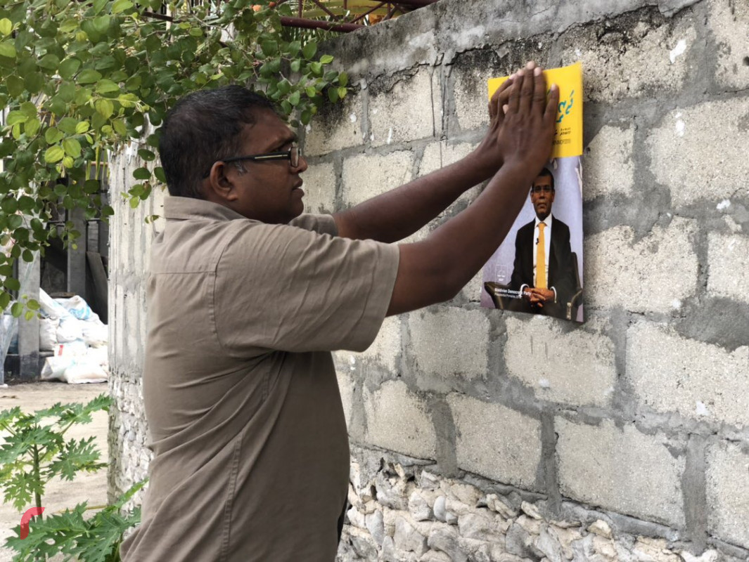 މެއި 17، 2018: އެމްޑީޕީއިން "ޖަޒީރާ ރައީސް" ގެ ނަމުގައި ރިޔާސީ އިންތިހާބަށް ކުރަމުން އަންނަ ކެމްޕެއިންގައި ބ އަތޮޅަށް ކުރަމުން ގެންދާ ދަތުރުގައި އެމްޑީޕީ މެމްބަރުން ރައީސް ނަޝީދުގެ ޕޯސްޓަރު ކަމަދޫގެ މަގުތަކުގައި ހަރުކުރަނީ....