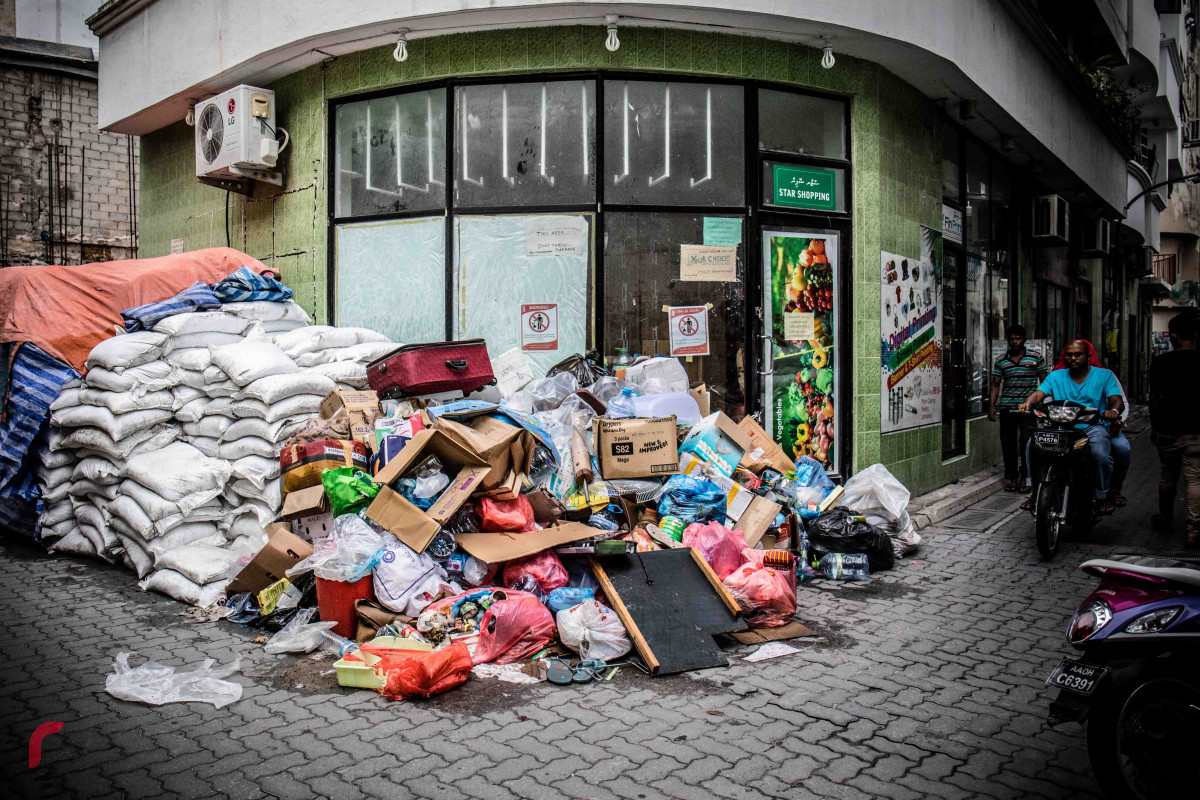 މެއި 17، 2018: މާލެ - ވެމްކޯގެ ކުނި ނަގާ ވަގުތު ތަކަށް ގެނައި ބަދަލާއިއެކު، ރޯދަމަހުގެ ފުރަތަމަދުވަހު ނެރެފައިވާ ކުނިތައް ނުނެގި މާލޭގެ ގިނަ ސަރަހައްދު ތަކެއްގައި ކުނި ގިނަވެފައި، ވެމްކޯއިން ކުނި ނުނެގުމުގެ ސަބަބުން މާލޭގެ ގިނަ ސަރަހައްދުތައް ގޮނޑުވެފައި ވާއިރު ގިނައީ ކުނިވާ ޒާތުގެ ކާބޯތަކެތި -- ފޮޓޯ: މުހައްމަދު ޝަރުހާން / ރާއްޖެ އެމްވީ