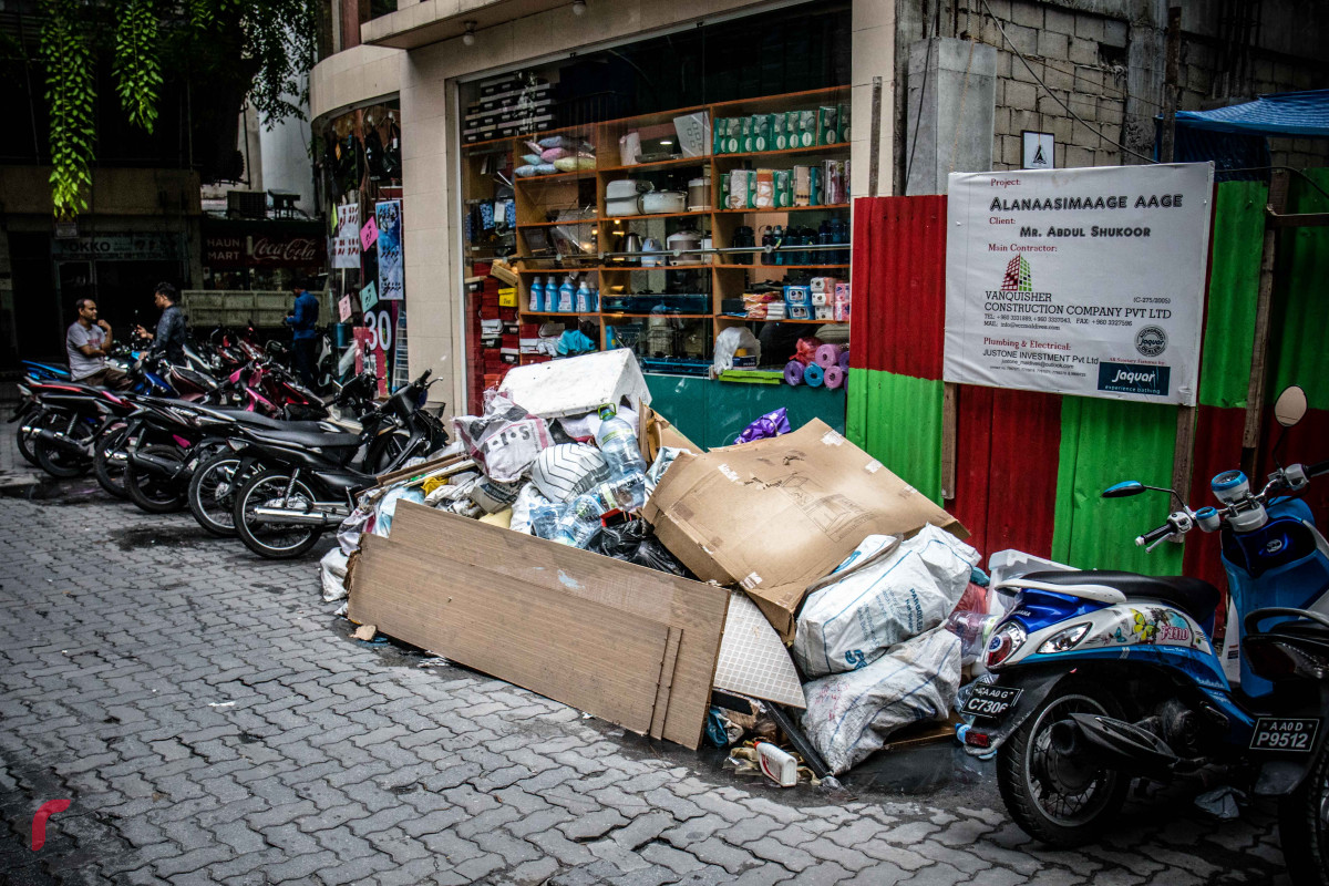 މެއި 17، 2018: މާލެ - ވެމްކޯގެ ކުނި ނަގާ ވަގުތު ތަކަށް ގެނައި ބަދަލާއިއެކު، ރޯދަމަހުގެ ފުރަތަމަދުވަހު ނެރެފައިވާ ކުނިތައް ނުނެގި މާލޭގެ ގިނަ ސަރަހައްދު ތަކެއްގައި ކުނި ގިނަވެފައި، ވެމްކޯއިން ކުނި ނުނެގުމުގެ ސަބަބުން މާލޭގެ ގިނަ ސަރަހައްދުތައް ގޮނޑުވެފައި ވާއިރު ގިނައީ ކުނިވާ ޒާތުގެ ކާބޯތަކެތި -- ފޮޓޯ: މުހައްމަދު ޝަރުހާން / ރާއްޖެ އެމްވީ