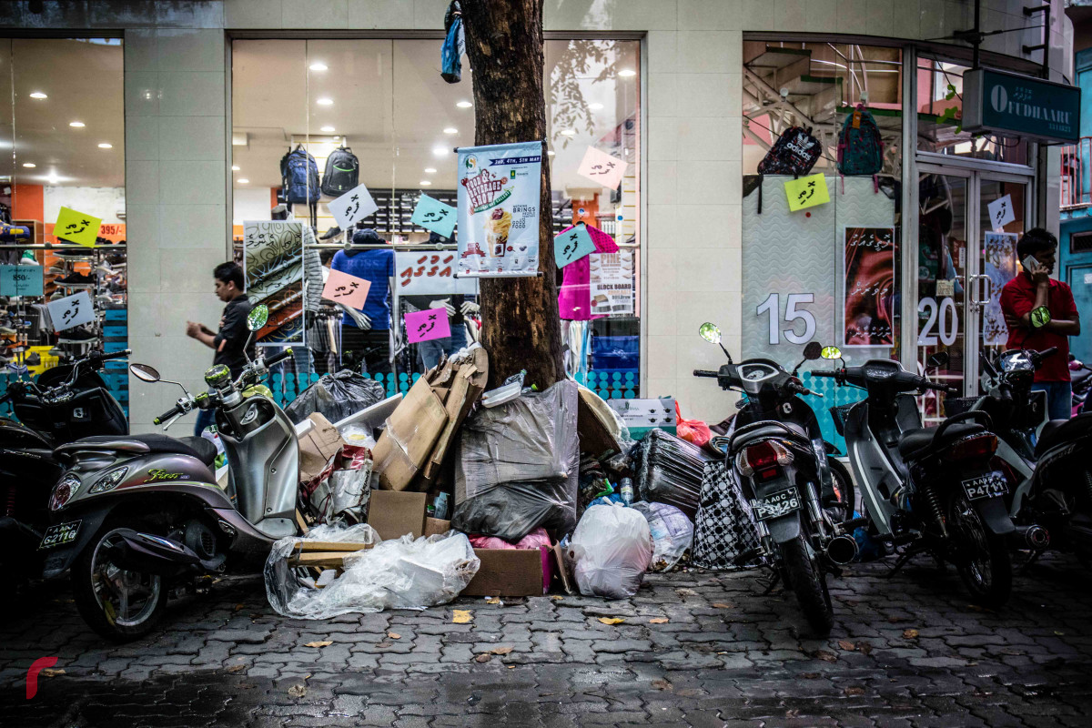 މެއި 17، 2018: މާލެ - ވެމްކޯގެ ކުނި ނަގާ ވަގުތު ތަކަށް ގެނައި ބަދަލާއިއެކު، ރޯދަމަހުގެ ފުރަތަމަދުވަހު ނެރެފައިވާ ކުނިތައް ނުނެގި މާލޭގެ ގިނަ ސަރަހައްދު ތަކެއްގައި ކުނި ގިނަވެފައި، ވެމްކޯއިން ކުނި ނުނެގުމުގެ ސަބަބުން މާލޭގެ ގިނަ ސަރަހައްދުތައް ގޮނޑުވެފައި ވާއިރު ގިނައީ ކުނިވާ ޒާތުގެ ކާބޯތަކެތި -- ފޮޓޯ: މުހައްމަދު ޝަރުހާން / ރާއްޖެ އެމްވީ