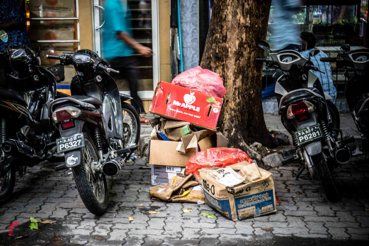 މެއި 17، 2018: މާލެ - ވެމްކޯގެ ކުނި ނަގާ ވަގުތު ތަކަށް ގެނައި ބަދަލާއިއެކު، ރޯދަމަހުގެ ފުރަތަމަދުވަހު ނެރެފައިވާ ކުނިތައް ނުނެގި މާލޭގެ ގިނަ ސަރަހައްދު ތަކެއްގައި ކުނި ގިނަވެފައި، ވެމްކޯއިން ކުނި ނުނެގުމުގެ ސަބަބުން މާލޭގެ ގިނަ ސަރަހައްދުތައް ގޮނޑުވެފައި ވާއިރު ގިނައީ ކުނިވާ ޒާތުގެ ކާބޯތަކެތި -- ފޮޓޯ: މުހައްމަދު ޝަރުހާން / ރާއްޖެ އެމްވީ