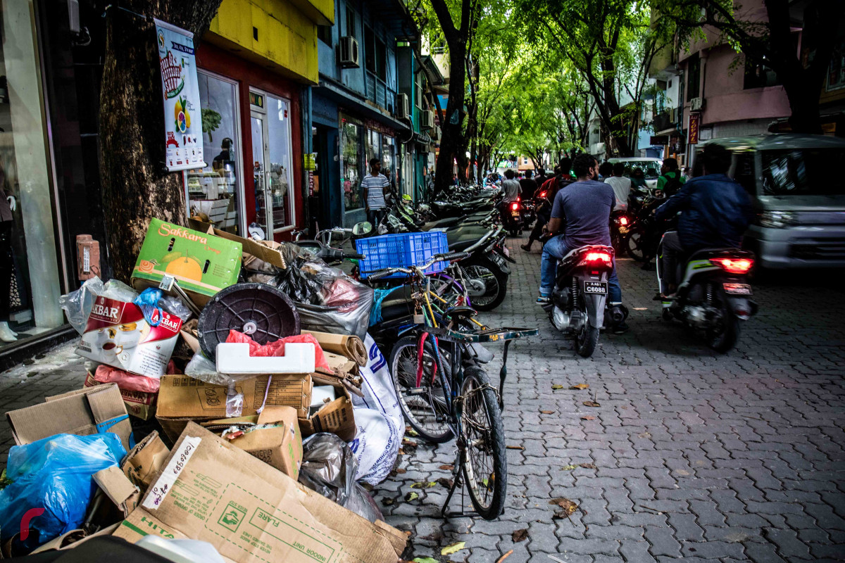 މެއި 17، 2018: މާލެ - ވެމްކޯގެ ކުނި ނަގާ ވަގުތު ތަކަށް ގެނައި ބަދަލާއިއެކު، ރޯދަމަހުގެ ފުރަތަމަދުވަހު ނެރެފައިވާ ކުނިތައް ނުނެގި މާލޭގެ ގިނަ ސަރަހައްދު ތަކެއްގައި ކުނި ގިނަވެފައި، ވެމްކޯއިން ކުނި ނުނެގުމުގެ ސަބަބުން މާލޭގެ ގިނަ ސަރަހައްދުތައް ގޮނޑުވެފައި ވާއިރު ގިނައީ ކުނިވާ ޒާތުގެ ކާބޯތަކެތި -- ފޮޓޯ: މުހައްމަދު ޝަރުހާން / ރާއްޖެ އެމްވީ