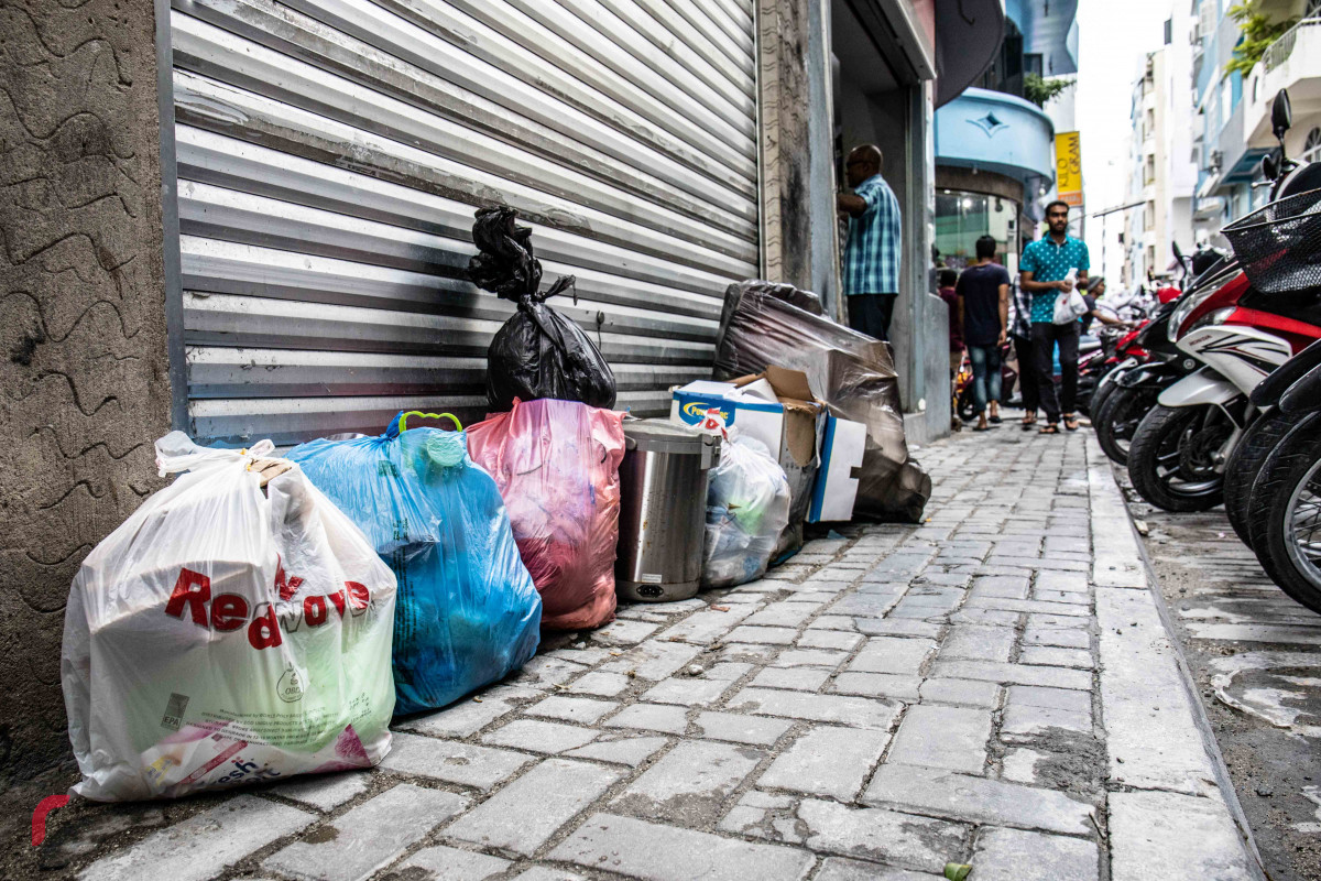 މެއި 17، 2018: މާލެ - ވެމްކޯގެ ކުނި ނަގާ ވަގުތު ތަކަށް ގެނައި ބަދަލާއިއެކު، ރޯދަމަހުގެ ފުރަތަމަދުވަހު ނެރެފައިވާ ކުނިތައް ނުނެގި މާލޭގެ ގިނަ ސަރަހައްދު ތަކެއްގައި ކުނި ގިނަވެފައި، ވެމްކޯއިން ކުނި ނުނެގުމުގެ ސަބަބުން މާލޭގެ ގިނަ ސަރަހައްދުތައް ގޮނޑުވެފައި ވާއިރު ގިނައީ ކުނިވާ ޒާތުގެ ކާބޯތަކެތި -- ފޮޓޯ: މުހައްމަދު ޝަރުހާން / ރާއްޖެ އެމްވީ