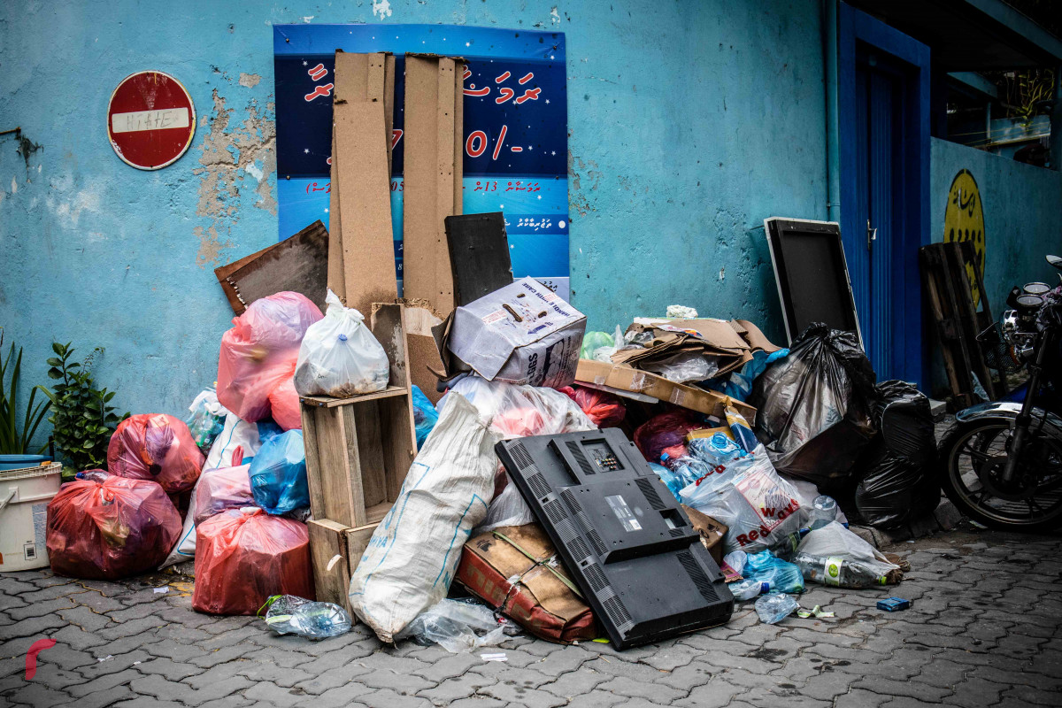 މެއި 17، 2018: މާލެ - ވެމްކޯގެ ކުނި ނަގާ ވަގުތު ތަކަށް ގެނައި ބަދަލާއިއެކު، ރޯދަމަހުގެ ފުރަތަމަދުވަހު ނެރެފައިވާ ކުނިތައް ނުނެގި މާލޭގެ ގިނަ ސަރަހައްދު ތަކެއްގައި ކުނި ގިނަވެފައި، ވެމްކޯއިން ކުނި ނުނެގުމުގެ ސަބަބުން މާލޭގެ ގިނަ ސަރަހައްދުތައް ގޮނޑުވެފައި ވާއިރު ގިނައީ ކުނިވާ ޒާތުގެ ކާބޯތަކެތި -- ފޮޓޯ: މުހައްމަދު ޝަރުހާން / ރާއްޖެ އެމްވީ