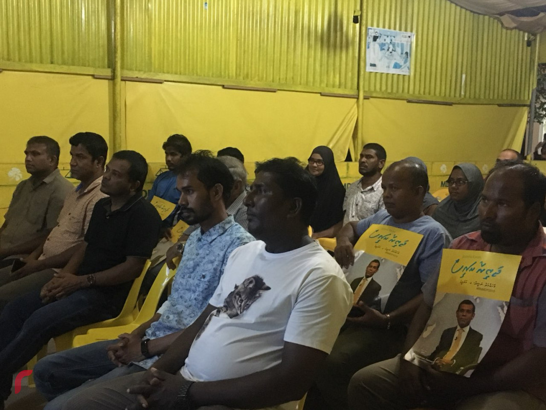 މެއި 17، 2018: އެމްޑީޕީއިން "ޖަޒީރާ ރައީސް" ގެ ނަމުގައި ރިޔާސީ އިންތިހާބަށް ކުރަމުން އަންނަ ކެމްޕެއިންގައި ބ އަތޮޅަށް ކުރަމުންގެންދާ ދަތުރުގައި ރައީސް ނަޝީދަށް ތާއީދު ކުރާ ފަރާތްތަކުން ހަރުގޭގައި ބައްދަލު ކުރަނީ