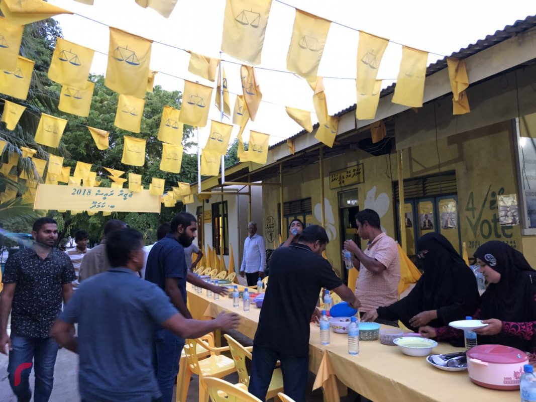 މެއި 17، 2018: އެމްޑީޕީއިން "ޖަޒީރާ ރައީސް" ގެ ނަމުގައި ރިޔާސީ އިންތިހާބަށް ކުރަމުން އަންނަ ކެމްޕެއިންގައި ބ އަތޮޅަށް ކުރަމުންގެންދާ ދަތުރުގެ ތެރެއިން، ދަތުރުގެ ބައިވެރިންނަށް ތައްޔާރު ކޮށްފައިވާ ރޯދަ ވީއްލުމަކަށް އިންސާފު ކުރަނީ...