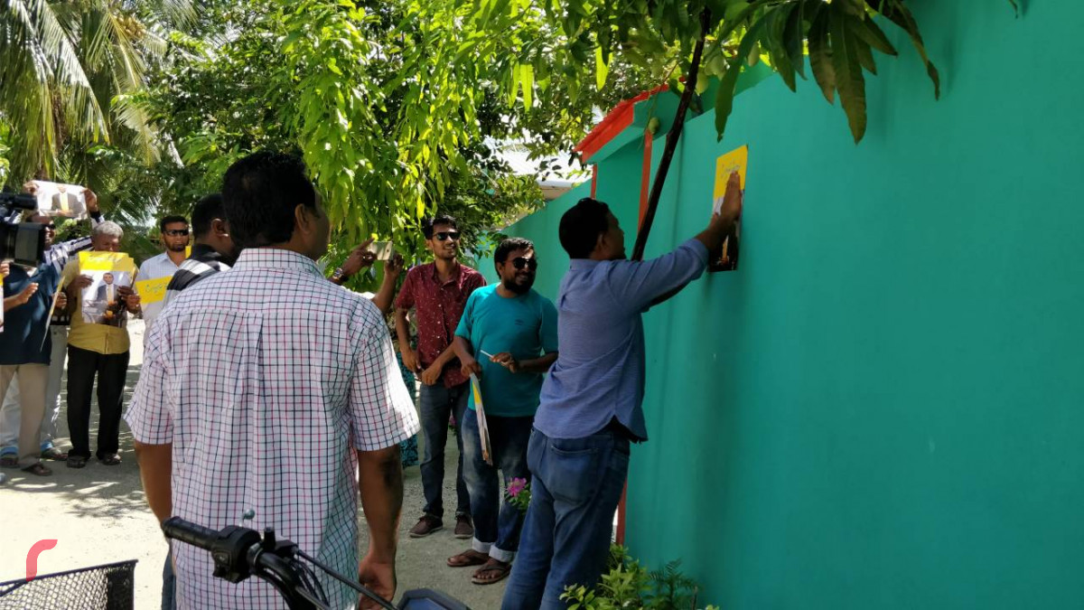 މެއި 18، 2018: ރައީސް ނަޝީދު "ޖަޒީރާ ރައީސް"ގެ ނަމުގައި ރިޔާސީ އިންތިހާބަށް ކުރައްވަމުން ގެންދަވާ ކެމްޕެއިންގެ ތެރެއިން ގދ. މަޑަވެލީގައި ކެމްޕެއިންކުރުމުގެ ގޮތުން ޕޯސްޓަރު ހަރުކުރަނީ، މި ދަތުރުގައި ރައީސް ނަޝީދުގެ ޓީމް ހުވަދު އަތޮޅުގެ ގިނަ ރަށްތަކަށް ދިއުމަށް ވަނީ ހަމަޖެހިފައި -- ފޮޓޯ: ރާއްޖެ އެމްވީ