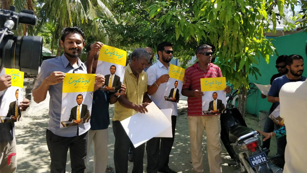 މެއި 18، 2018: ރައީސް ނަޝީދު "ޖަޒީރާ ރައީސް"ގެ ނަމުގައި ރިޔާސީ އިންތިހާބަށް ކުރައްވަމުން ގެންދަވާ ކެމްޕެއިންގެ ތެރެއިން ގދ. މަޑަވެލީގެ ކެމްޕެއިން ޓީމް ރައީސް ނަޝީދުގެ ޕޯސްޓަރާއިއެކު ފޮޓޯއަކަށް ހުއްޓިލައިގެން، މި ދަތުރުގައި ހުވަދު އަތޮޅުގެ ގިނަ ރަށްތަކަށް ދިއުމަށް ވަނީ ހަމަޖެހިފައި -- ފޮޓޯ: ރާއްޖެ އެމްވީ
