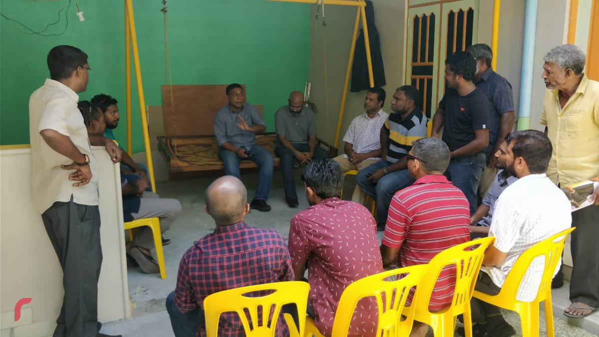 މެއި 18، 2018: ރައީސް ނަޝީދު "ޖަޒީރާ ރައީސް"ގެ ނަމުގައި ރިޔާސީ އިންތިހާބަށް ކުރައްވަމުން ގެންދަވާ ކެމްޕެއިންގެ ތެރެއިން. މި ދަތުރުގައި ރައީސް ނަޝީދުގެ ޓީމު ހުވަދު އަތޮޅުގެ ގިނަ ރަށްތަކަށް ދިއުމަށް ވަނީ ހަމަޖެހިފައި -- ފޮޓޯ: ރާއްޖެ އެމްވީ