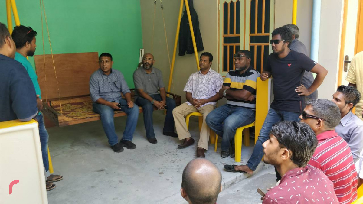 މެއި 18، 2018: ރައީސް ނަޝީދު "ޖަޒީރާ ރައީސް"ގެ ނަމުގައި ރިޔާސީ އިންތިހާބަށް ކުރައްވަމުން ގެންދަވާ ކެމްޕެއިންގެ ތެރެއިން. މި ދަތުރުގައި ރައީސް ނަޝީދުގެ ޓީމު ހުވަދު އަތޮޅުގެ ގިނަ ރަށްތަކަށް ދިއުމަށް ވަނީ ހަމަޖެހިފައި -- ފޮޓޯ: ރާއްޖެ އެމްވީ