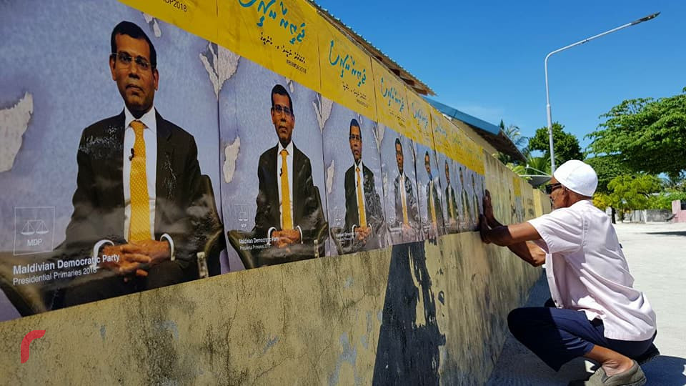 މެއި 18، 2018: ރައީސް ނަޝީދު "ޖަޒީރާ ރައީސް"ގެ ނަމުގައި ރިޔާސީ އިންތިހާބަށް ކުރައްވަމުން ގެންދަވާ ކެމްޕެއިންގެ ތެރެއިން ގއ. ދެއްވަދޫގައި ކެމްޕެއިން ޕޯސްޓަރު ހަރުކުރަނީ، މި ދަތުރުގައި ރައީސް ނަޝީދުގެ ޓީމް ހުވަދު އަތޮޅުގެ ގިނަ ރަށްތަކަށް ދިއުމަށް ވަނީ ހަމަޖެހިފައި -- ފޮޓޯ: ރާއްޖެ އެމްވީ