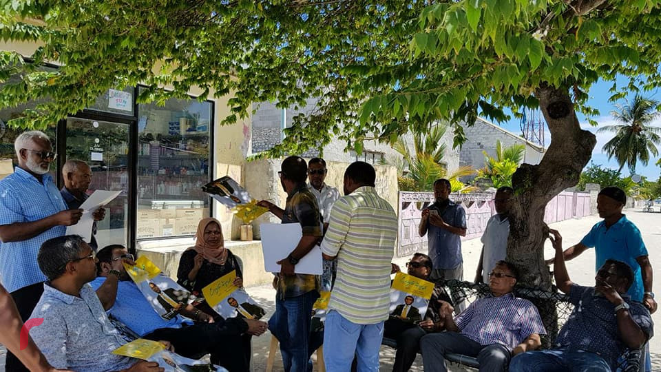 މެއި 18، 2018: ރައީސް ނަޝީދު "ޖަޒީރާ ރައީސް"ގެ ނަމުގައި ރިޔާސީ އިންތިހާބަށް ކުރައްވަމުން ގެންދަވާ ކެމްޕެއިންގެ ތެރެއިން ގއ.ދެއްވަދޫގައި ކެމްޕެއިން ޓީމުން ބައްދަލުވުމެއް ކުރިއަށްގެންދަނީ، މި ދަތުރުގައި ހުވަދު އަތޮޅުގެ ގިނަ ރަށްތަކަށް ދިއުމަށް ވަނީ ހަމަޖެހިފައި -- ފޮޓޯ: ރާއްޖެ އެމްވީ