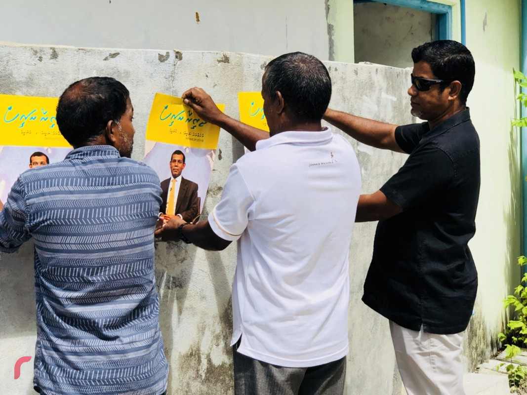 މެއި 18، 2018: ރައީސް ނަޝީދު "ޖަޒީރާ ރައީސް"ގެ ނަމުގައި ރިޔާސީ އިންތިހާބަށް ކުރައްވަމުން ގެންދަވާ ކެމްޕެއިންގެ ތެރެއިން ބ. ދޮންފަނުގައި ކެމްޕެއިން ޕޯސްޓަރު ހަރުކުރަނީ، މި ދަތުރުގައި ރައީސް ނަޝީދުގެ ޓީމް ބއަތޮޅުގެ ގިނަ ރަށްތަކަށް ދިއުމަށް ވަނީ ހަމަޖެހިފައި -- ފޮޓޯ: ރާއްޖެ އެމްވީ