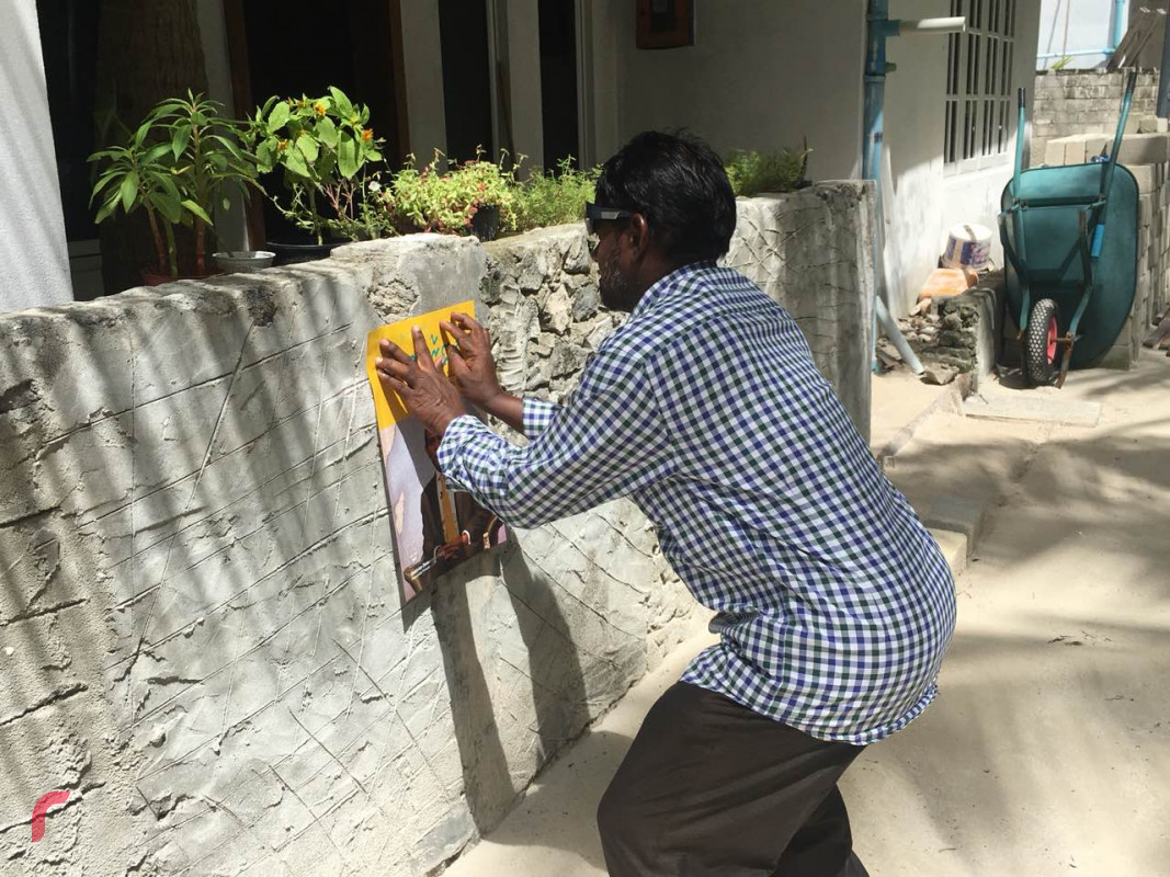 މެއި 18، 2018: ރައީސް ނަޝީދު "ޖަޒީރާ ރައީސް"ގެ ނަމުގައި ރިޔާސީ އިންތިހާބަށް ކުރައްވަމުން ގެންދަވާ ކެމްޕެއިންގެ ތެރެއިން ބ. ދޮންފަނުގައި ކެމްޕެއިން ޕޯސްޓަރު ހަރުކުރަނީ، މި ދަތުރުގައި ރައީސް ނަޝީދުގެ ޓީމް ބއަތޮޅުގެ ގިނަ ރަށްތަކަށް ދިއުމަށް ވަނީ ހަމަޖެހިފައި -- ފޮޓޯ: ރާއްޖެ އެމްވީ