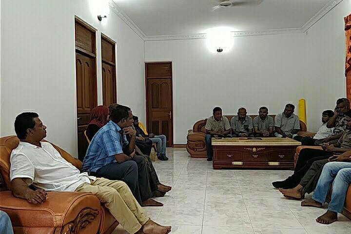 ކެންޕޭން ޓީމުން ގައްދޫ ރައްޔިތުންނާއި ބައްދަލު ކުރައްވަނީ...