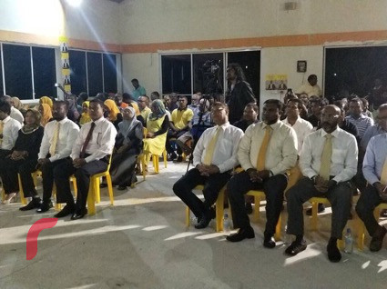 މެއި 19، 2018: އެމްޑީޕީގެ ރިޔާސީ ޕްރައިމަރީއަށް ކުރީގެ ރައީސް މުޙައްމަދު ނަޝީދު "ޖަޒީރާ ރައީސް" ގެ ނަމުގައި ކުރައްވަމުން ގެންދަވާ ކެމްޕެއިންގެ ތެރެއިން ގދ.ތިނަދޫގައި ކުރިއަށްގެންދިޔަ ޖަލްސާގައި އެމްޑީޕީގެ ލީޑަރޝިޕްގައި ހިމެނިވަޑައިގަންނަވާ ގިނަ އަދަދެއްގެ ބޭފުޅުން ބައިވެރިވެވަޑައިގެންނެވި