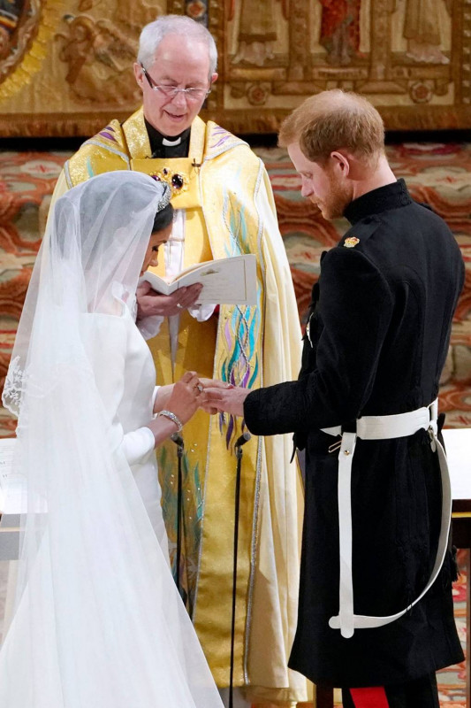 މެއި، 19: 2018: މޭގަން މާކެލް، ޕްރިންސް ހެރީގެ އިނގިލިކޮޅުގައި ކައިވެނީގެ އަނގޮޓިކޮޅު އަޅުއްވައިދެއްވަނީ