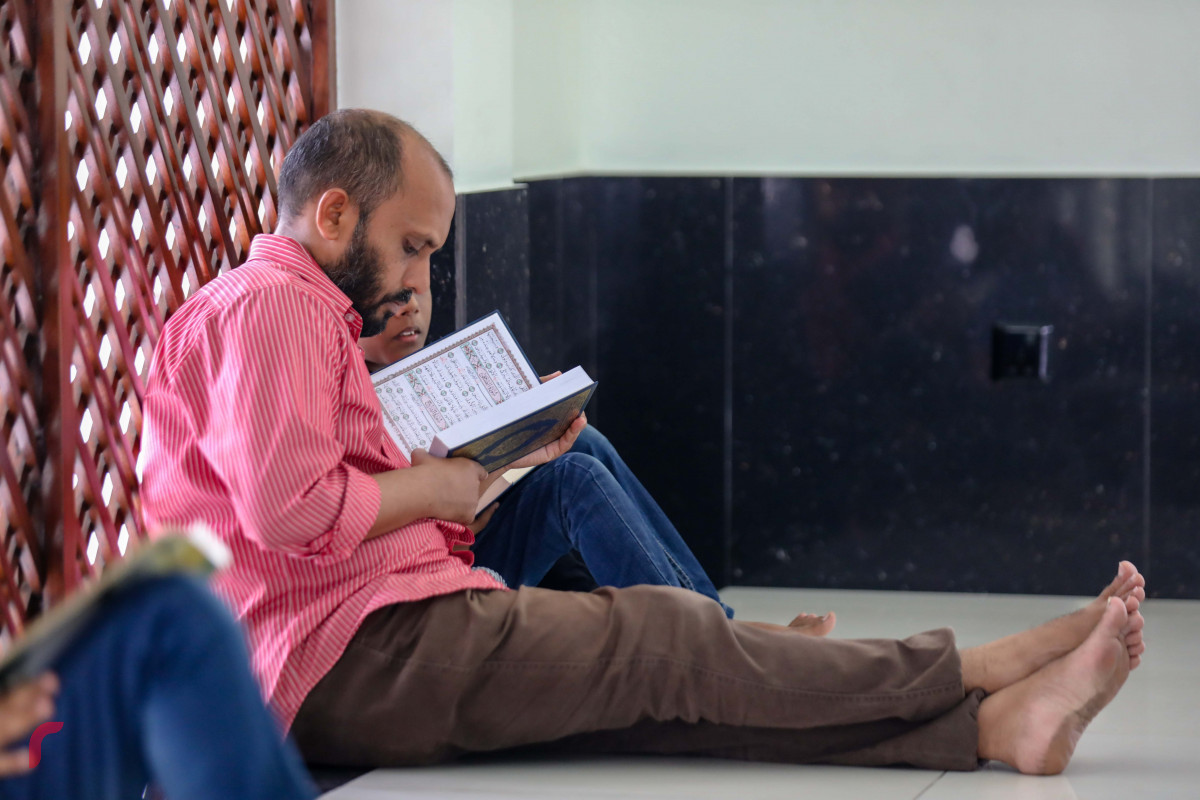 މެއި 20، 2018؛ ރަމަޟާންމަހުގައި މީހަކު މިސްކިތުގައި ޤުރުއާން ކިޔަވަނީ. ކޮންމެ އަހަރެއްގެވެސް ރަމަޟާންމަހަކީ ދިވެހިން އަޅުކަމުގައި ވަރަށްބޮޑަށް ޝާމިލްވެ އުޅޭ މަހެއް -- ފޮޓޯ: މުހައްމަދު ޝަރުހާން / ރާއްޖެ އެމްވީ