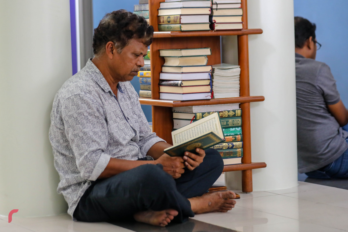 މެއި 20، 2018؛ ރަމަޟާންމަހުގައި މީހަކު މިސްކިތުގައި ޤުރުއާން ކިޔަވަނީ. ކޮންމެ އަހަރެއްގެވެސް ރަމަޟާންމަހަކީ ދިވެހިން އަޅުކަމުގައި ވަރަށްބޮޑަށް ޝާމިލްވެ އުޅޭ މަހެއް -- ފޮޓޯ: މުހައްމަދު ޝަރުހާން / ރާއްޖެ އެމްވީ