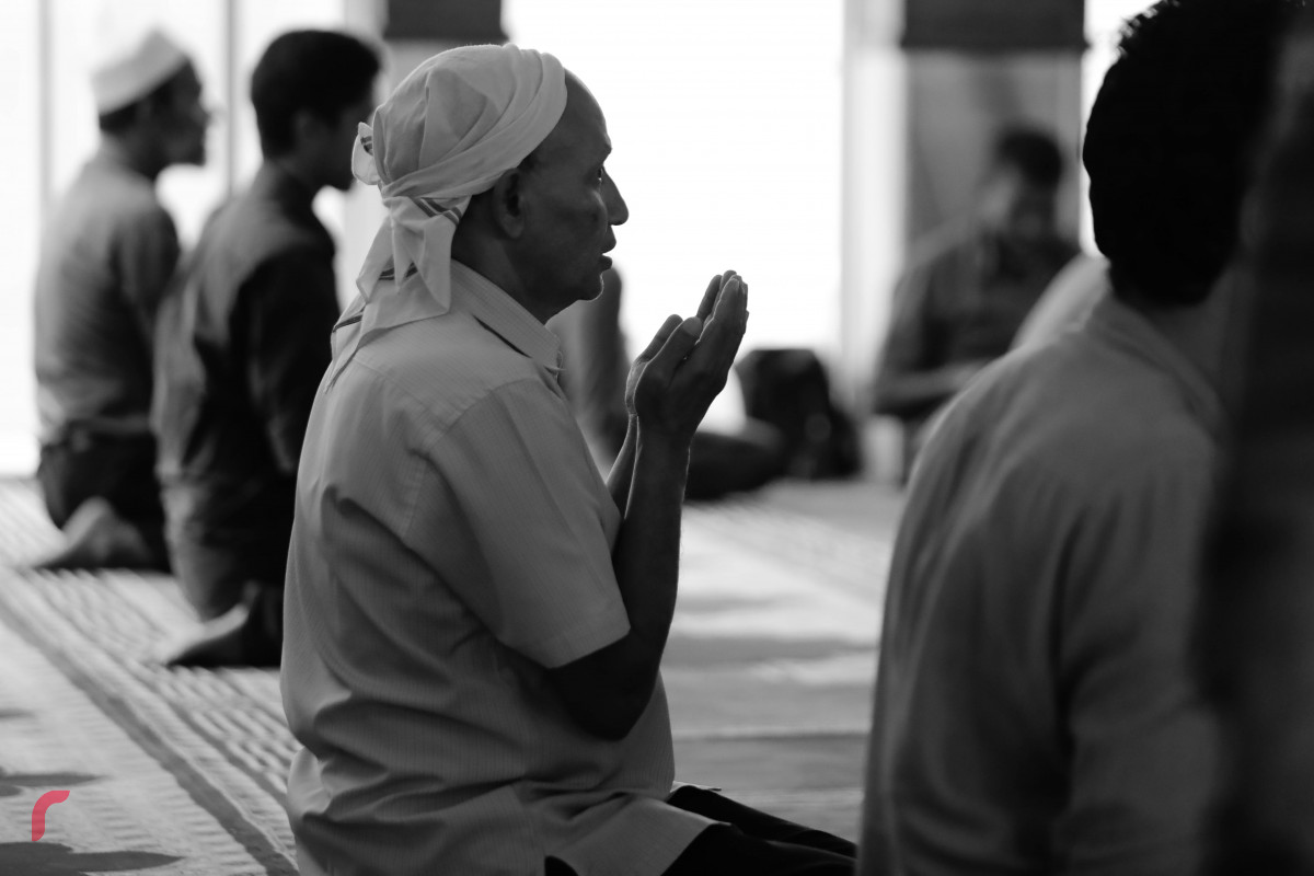 މިސްކިތެއްގައި މީހަކު ނަމާދުކޮށް ދުޢާ ކުރަނީ