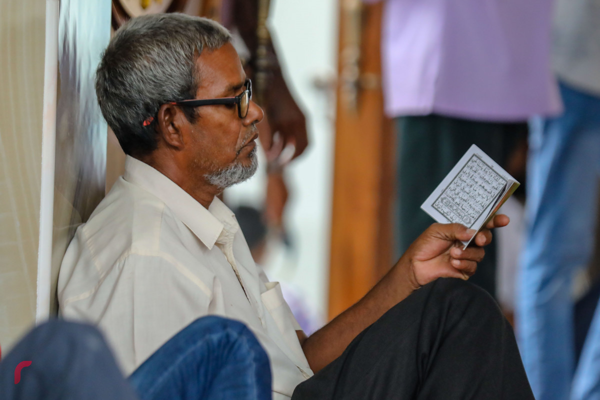 މެއި 20، 2018؛ ރަމަޟާންމަހުގައި މީހަކު މިސްކިތުގައި ޤުރުއާން ކިޔަވަނީ. ކޮންމެ އަހަރެއްގެވެސް ރަމަޟާންމަހަކީ ދިވެހިން އަޅުކަމުގައި ވަރަށްބޮޑަށް ޝާމިލްވެ އުޅޭ މަހެއް -- ފޮޓޯ: މުހައްމަދު ޝަރުހާން / ރާއްޖެ އެމްވީ