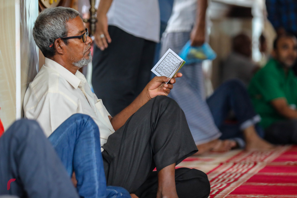 މިސްކިތެއްގައި މީހަކު ޤްރުޢާން ކިޔަވަނީ