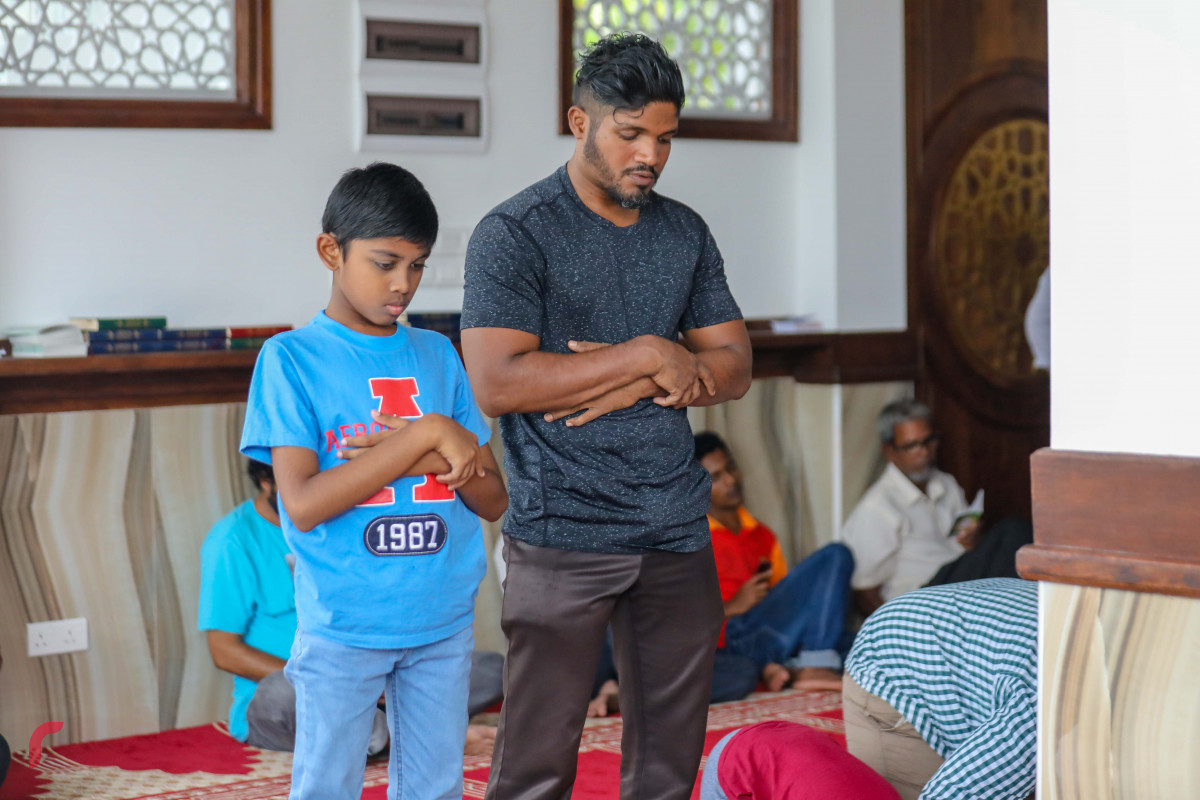 މިސްކިތެއްގައި ނަމާދުކުރަނީ - ހަނދު ކޭތަ ނަމާދު ނުވަތަ އިރު ކޭތަ ނަމާދަކީ ޖަމާޢަތުގައްޔާއި އެކަހެރިކޮށް ކުރެވިދާނެ ނަމާދެއް