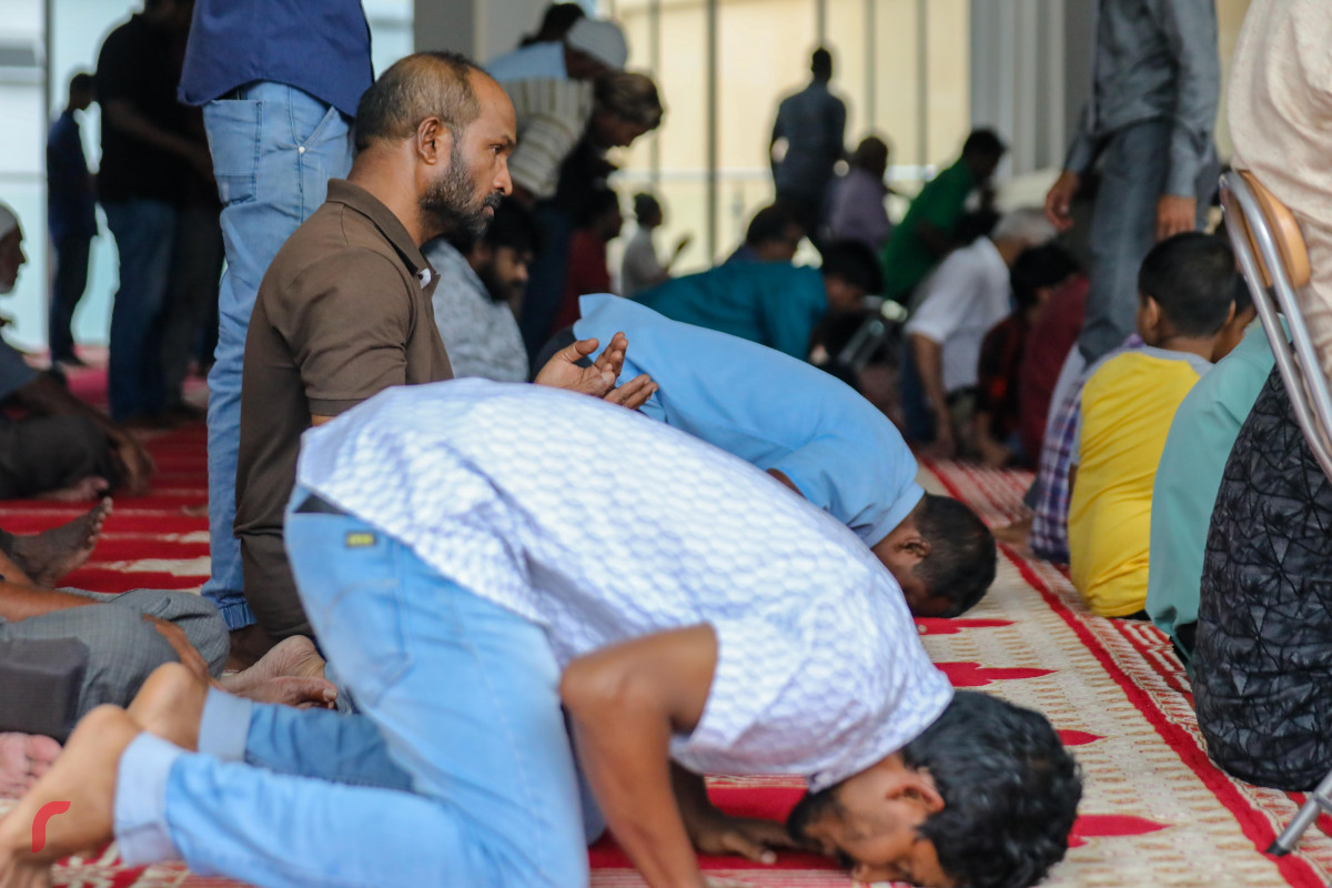 މިސްކިތެއްގައި ނަމާދު ކުރަނީ - ޖަމާއަތުގައި މިއަދު ނަމާދު ނުކުރެވުނު ނަމަވެސް ފަރުޟު ފަސް ނަމާދަށް ރައްކާތެރި ވާން ޖެހޭ