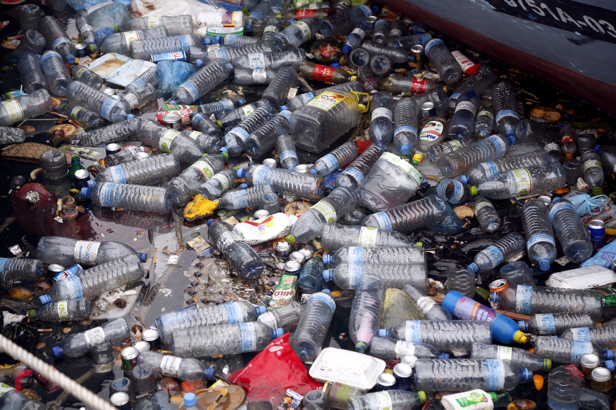 މާލެސިޓީގެ މޫދުގައި ޕްލާސްޓިކް ކުނި ޖަމާވެފައި