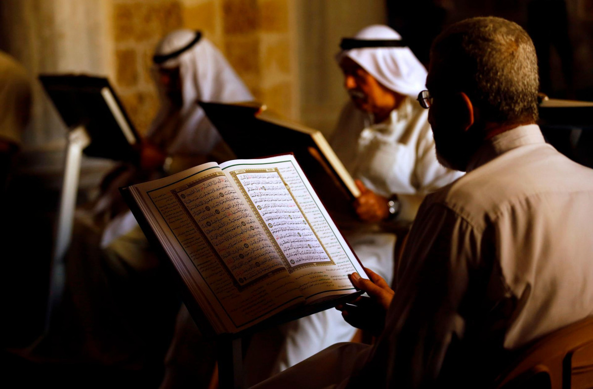 މެއި 22، 2018: ޕަލަސްތީން މީހަކު މިސްކިރުގައި ގުރުއާން ކިޔަވަނީ،. ކޮންމެ އަހަރަކުވެސް ބަރަކާތްތެރި ރަމަޟާންމަހު ދުނިޔޭގެ އެކި ކަންކޮޅުތަކުން ބިލިއަނަކަށްވުރެ ގިނަ ބަޔަކު ރޯދަ ހިފާ.