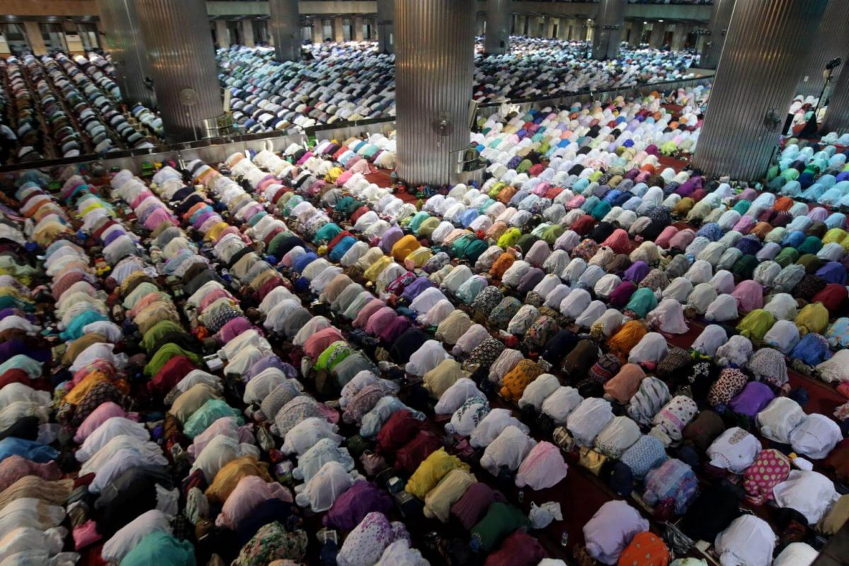 މެއި 22، 2018: އިންޑޮނީޝިއާގެ މިސްކިތެއްގައި ޖަމާޢަތުގައި ނަމާދުކުރަނީ. ކޮންމެ އަހަރަކުވެސް ބަރަކާތްތެރި ރަމަޟާންމަހު ދުނިޔޭގެ އެކި ކަންކޮޅުތަކުން ބިލިއަނަކަށްވުރެ ގިނަ ބަޔަކު ރޯދަ ހިފާ.