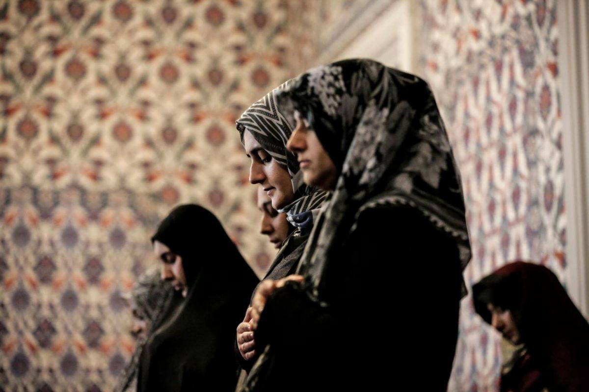 މެއި 22، 2018: ދެކުނު އެފްރިކާގެ ޖޮހަނަސްބާރގްގެ މިސްކިތެއްގައި މުސްލިމް އަންހެނުންތަކެށް ނަމާދު ކުރަނީ. ކޮންމެ އަހަރަކުވެސް ބަރަކާތްތެރި ރަމަޟާންމަހު ދުނިޔޭގެ އެކި ކަންކޮޅުތަކުން ބިލިއަނަކަށްވުރެ ގިނަ ބަޔަކު ރޯދަ ހިފާ.