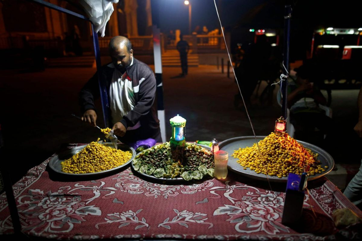 މެއި 22، 2018: ޣައްޒާގެ މަގެއްގައި ހާރުކެއުމަށް މީހަކު ކާނާ ތައްޔާރުކުރަނީ. ކޮންމެ އަހަރަކުވެސް ބަރަކާތްތެރި ރަމަޟާންމަހު ދުނިޔޭގެ އެކި ކަންކޮޅުތަކުން ބިލިއަނަކަށްވުރެ ގިނަ ބަޔަކު ރޯދަ ހިފާ.