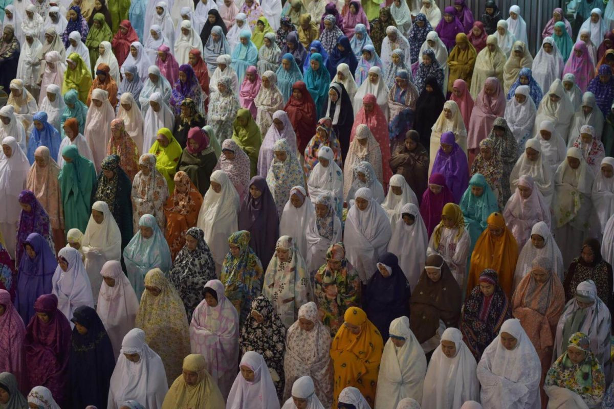 މެއި 22، 2018: އިންޑޮނީޝިއާގައި ރޯދަމަހު، ޖަމާއަތުގައި ނަމާދު ކުރަނީ. ކޮންމެ އަހަރަކުވެސް ބަރަކާތްތެރި ރަމަޟާންމަހު ދުނިޔޭގެ އެކި ކަންކޮޅުތަކުން ބިލިއަނަކަށްވުރެ ގިނަ ބަޔަކު ރޯދަ ހިފާ.